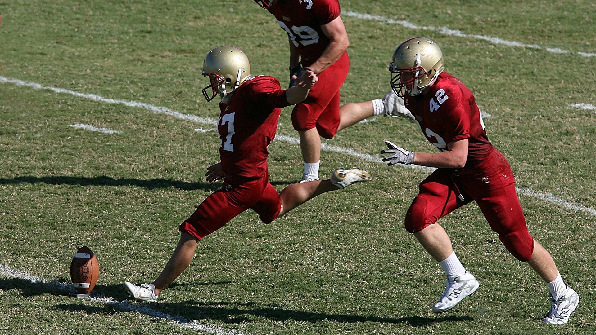 波士顿球迷的狂热之夜，金州勇士在最好与最坏的款待中艰难取胜